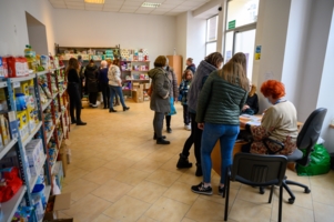 Punkt dystrybucji pomocy rzeczowej dla uchodźców przy ul. Wałowej